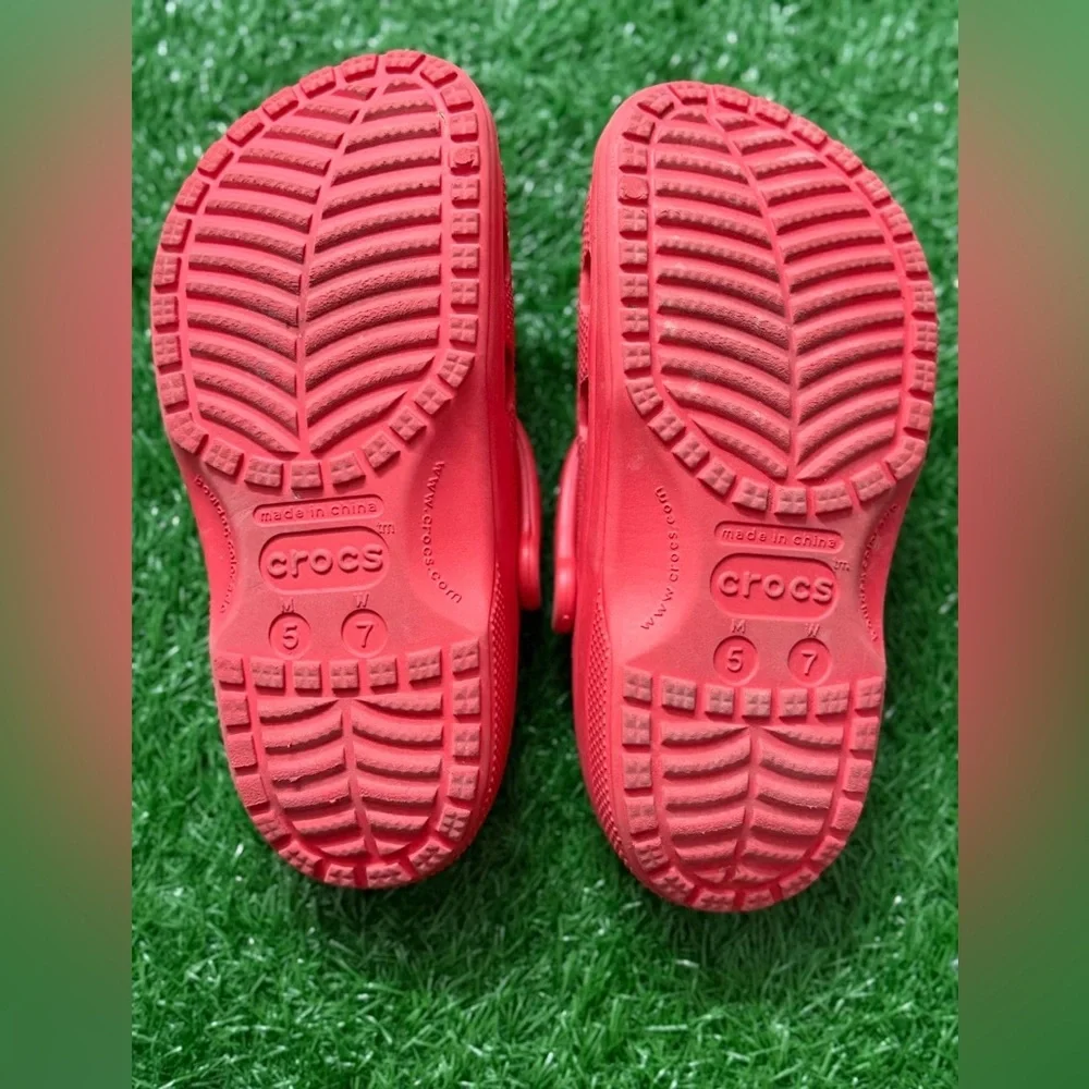 Crocs Unisex Red Clogs Size M-5 W-7‎